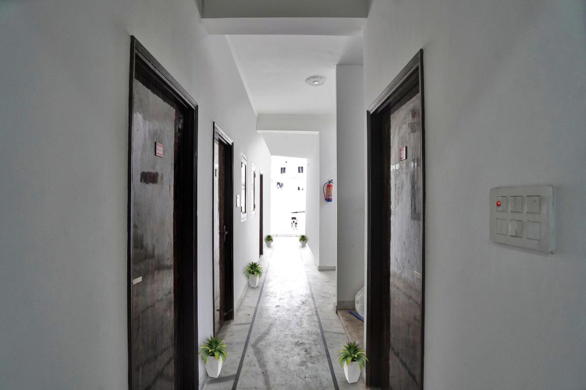 诺伊达 Collection O Samira Residency Near Botanic Garden Of Indian Republic酒店 外观 照片
